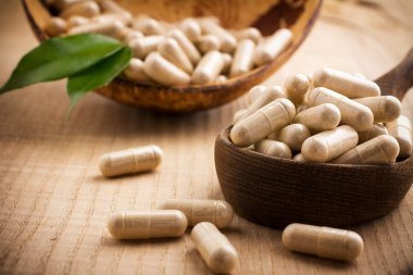 Alternatif Tıp. Alternatif Tıp Tabletler üzerindeki tahta kaşık, yeşil yaprak.