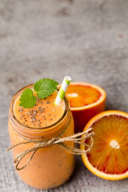 Kırmızı Turuncu Smoothie, dekor nane yaprakları.