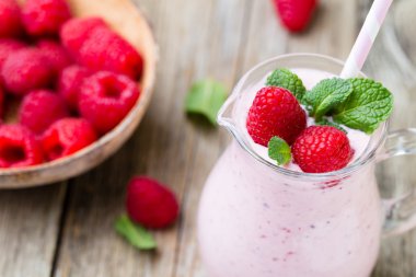 Naneli ahududu milkshake..