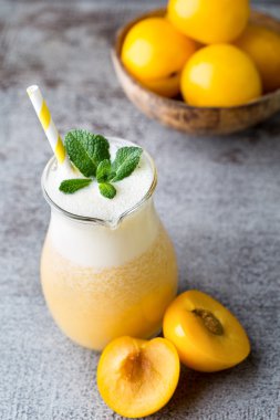 Plum smoothie, gri arkaplanda..