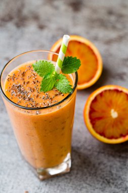Kırmızı Turuncu Smoothie, dekor nane yaprakları.