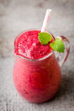 Meyve suyu, gri arka planda pembe meyve suyu..