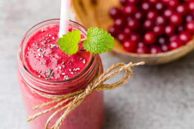 Meyve suyu, gri arka planda pembe meyve suyu..