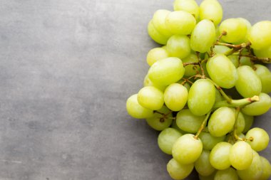 Gri arkaplanda üzüm kümesi.