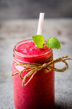 Meyve suyu, gri arka planda pembe meyve suyu..