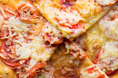 Jambonlu, biberli ve zeytinli pizza.