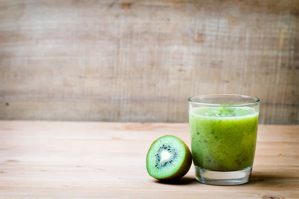 Smoothie verde saudável em um copo em madeira velha. — Fotografia de Stock