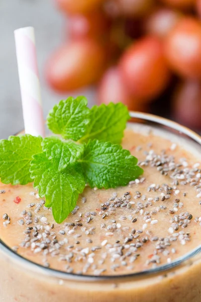 Batido de uva, sobre fondo gris. —  Fotos de Stock