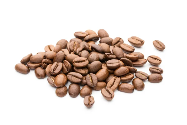 Kaffebönor isolerad på vit bakgrund, närbild, makro — Stockfoto