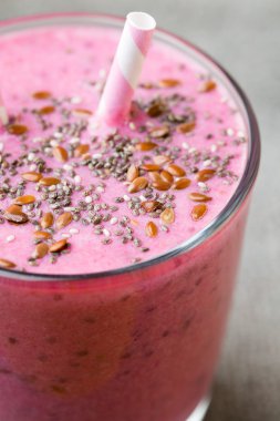 Meyve suyu, gri arka planda pembe meyve suyu..