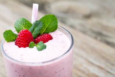 Naneli ahududu milkshake..