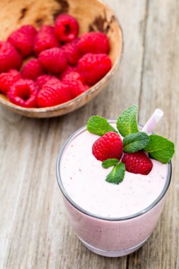 Naneli ahududu milkshake..