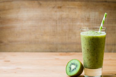 Sağlıklı yeşil smoothie Eski ahşap üzerinde bir bardak.
