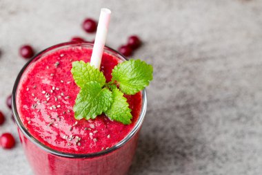 Meyve suyu, gri arka planda pembe meyve suyu..