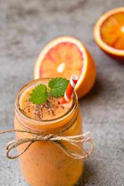Kırmızı Turuncu Smoothie, dekor nane yaprakları.