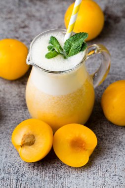 Plum smoothie, gri arkaplanda..