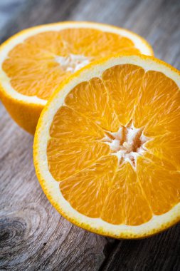 Gri arkaplanda turuncu dilim.