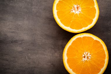 Gri arkaplanda turuncu dilim.