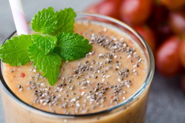 Üzüm suyu, gri arka planda..