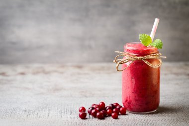 Meyve suyu, gri arka planda pembe meyve suyu..