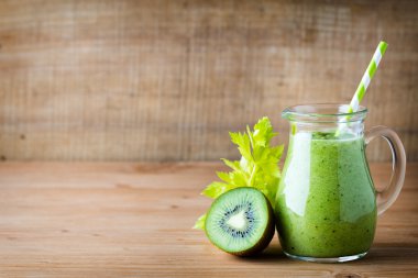 Sağlıklı yeşil smoothie Eski ahşap üzerinde bir bardak.
