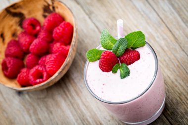 Naneli ahududu milkshake..