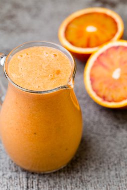 Kırmızı Turuncu Smoothie, dekor nane yaprakları.