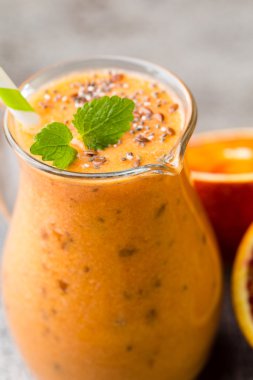 Kırmızı Turuncu Smoothie, dekor nane yaprakları.