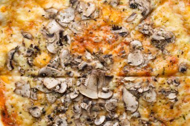 Jambonlu, biberli ve zeytinli pizza.