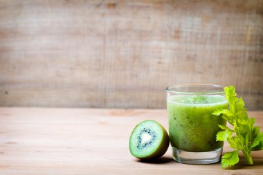 Sağlıklı yeşil smoothie Eski ahşap üzerinde bir bardak.