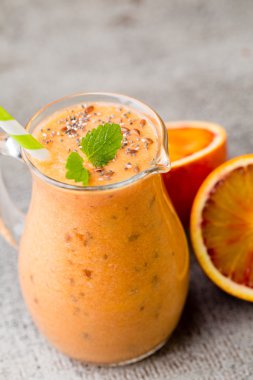 Kırmızı Turuncu Smoothie, dekor nane yaprakları.
