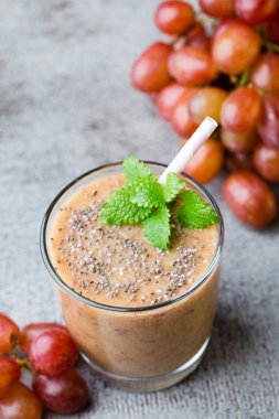 Üzüm suyu, gri arka planda..