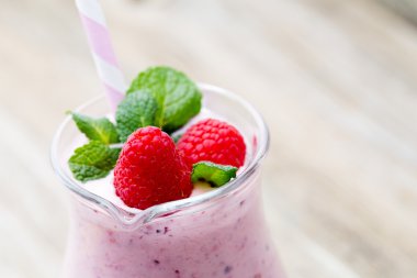 Naneli ahududu milkshake..