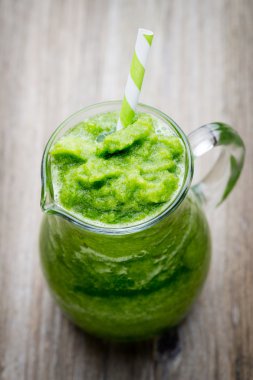 Rucola güler yüzlü, gri arka plan üzerinde.