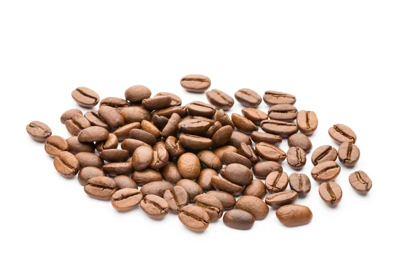 Кофейные зерна изолированы на белом фоне, крупным планом, макросом — стоковое фото