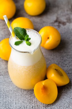 Plum smoothie, gri arkaplanda..