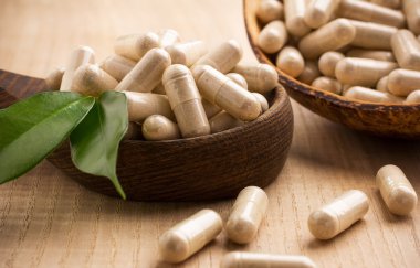 Alternatif Tıp. Alternatif Tıp Tabletler üzerindeki tahta kaşık, yeşil yaprak.