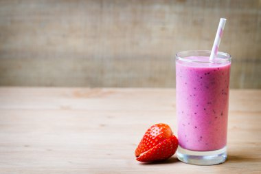 Meyve suyu, gri arka planda pembe meyve suyu..