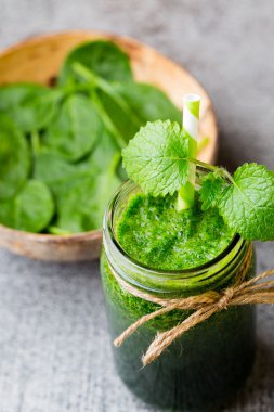 Ispanaklı smoothie, gri arka planda..