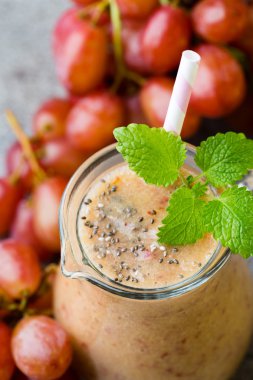 Üzüm suyu, gri arka planda..