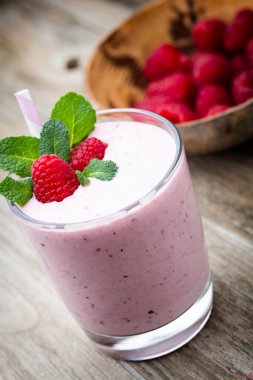 Naneli ahududu milkshake..