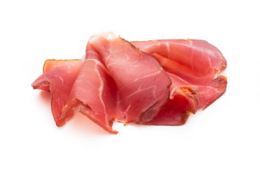 beyaz zemin üzerine jambon dilimleri.