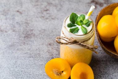 Plum smoothie, gri arkaplanda..