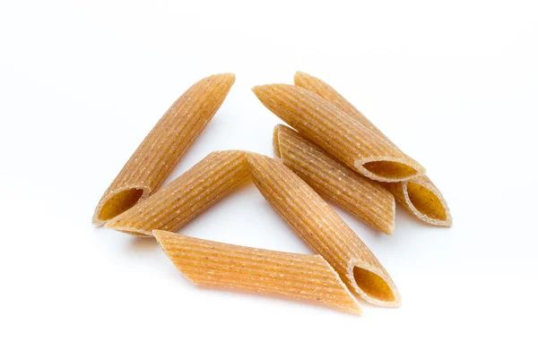 Pasta de macarrones de harina de centeno de cerca aislada en blanco . — Foto de Stock