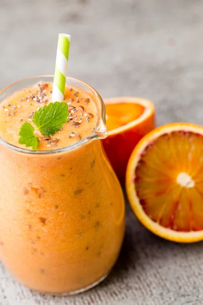 Röd Orange Smoothie, inredning myntablad. — Stockfoto