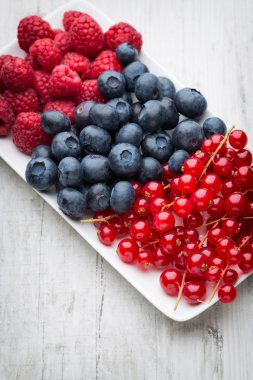 Taze yaban mersini ve frenk üzümü..
