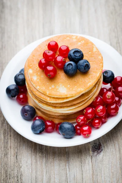 Empilement de crêpes aux myrtilles et aux baies fraîches . — Photo