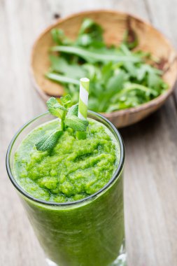 Baharat. Baharat karışımı ahşap arka plan üzerinde bir tahta kaşık.