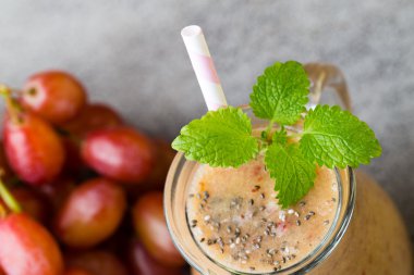 Baharat. Baharat karışımı ahşap arka plan üzerinde bir tahta kaşık.