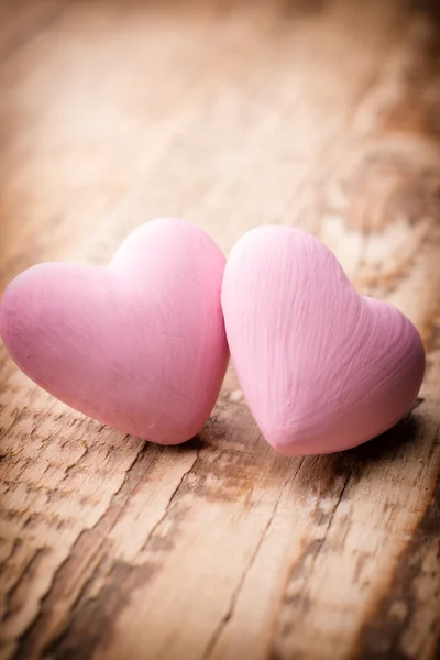 Srdce. Růžové srdce na dřevěné pozadí. Provance stále. — Stock fotografie